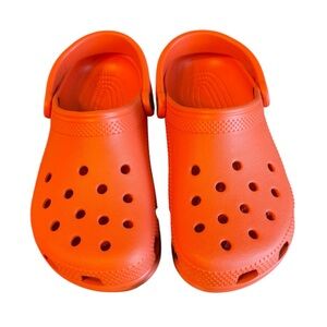 Unisex Classic Slingback Crocs (Orange). Size 5 (Men) or size 7 (Women).